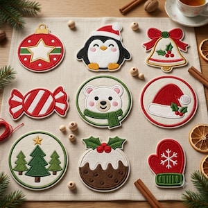 Puede incluir: Una colección de nueve parches bordados con motivos navideños que incluyen una bola roja, un pingüino con gorro de Papá Noel, una campana con lazo rojo, un caramelo rojo y blanco, un oso polar, un gorro de Navidad, tres pinos, un pudin y una manopla roja.