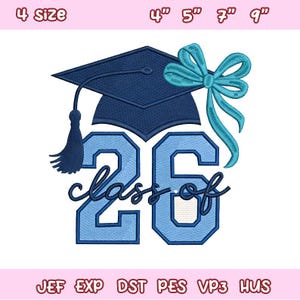 Op de afbeelding: Een afstudeerontwerp met een donkerblauwe afstudeerhoed met een kwast en een lichtblauwe strik. Het nummer "26" wordt weergegeven in lichtblauw, met de woorden "class of" in een scriptlettertype. Beschikbaar in 10, 13, 18 en 23 cm.