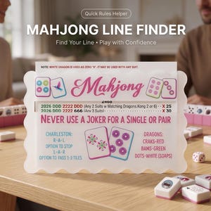 Può includere: Una scheda Mahjong Line Finder bianca con bordi smerlati e testo rosa e blu, che include istruzioni come Never Use a Joker for a Single or Pair, regole del Charleston e codici colore dei draghi, esposta su un tavolo di legno con tessere sparse.
