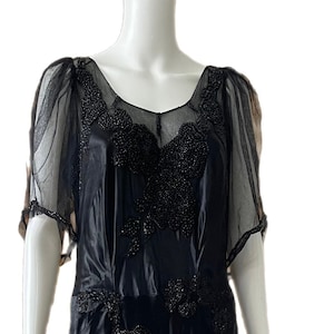 Erstaunliches langes Perlenkleid der 1930er Jahre