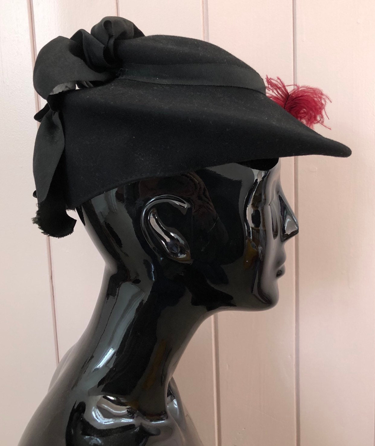 DELIGHTFUL 1940s\' BL;ACK FELT HAT - FOLDED CROWN, BOW & TALL FEATHERS Superb 1940 main image 4