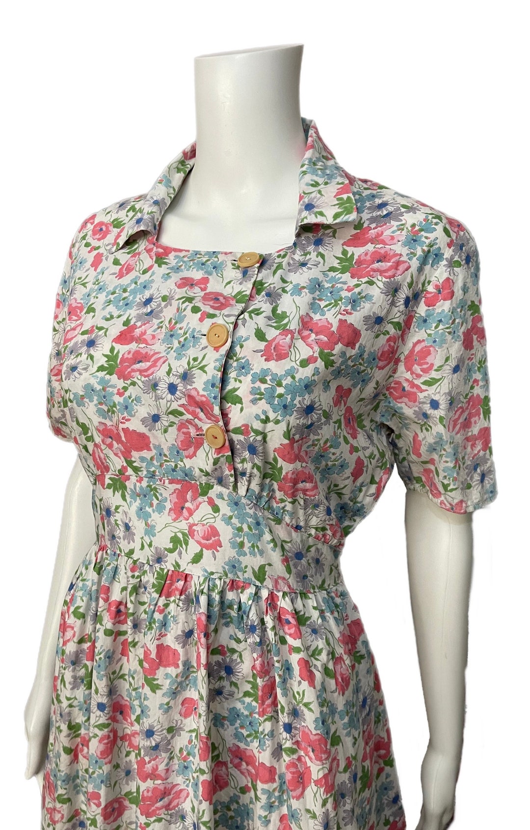 Wonderful 1940s Floral Print & Early Plastic Button Dress