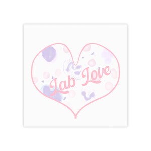 Könnte beinhalten: Quadratischer Druck mit rosa Herzumriss und den Worten "Lab Love" in Schreibschrift. Das Herz ist mit weichen lila und rosa Aquarellflecken und Punkten gefüllt, vor einem weißen Hintergrund.