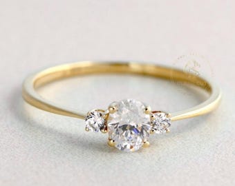 Anillo de diamantes ovalado delicado, anillo minimalista de tres piedras, anillo de compromiso de moissanita, anillo de banda fina de oro, anillo de promesa delicado