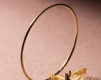 Pierścionek ze złota 14K | Minimalistyczna obrączka o średnicy 1,3 mm, kamień oprawiony w ramkę, biżuteria na co dzień