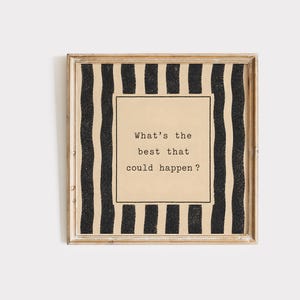 Può includere: Stampa artistica incorniciata con sfondo beige e strisce verticali nere. La stampa presenta un quadrato beige al centro con il testo "What's the best that could happen?" in un carattere di macchina da scrivere.