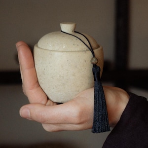 Vela artesanal premium "japonesa" con hierbas en hormigón con cera de soja, una elegante pieza de diseño de interiores