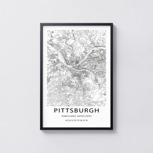 以下が含まれることがあります： ピッツバーグ（ペンシルベニア州、米国）のモノクロ地図プリント。額縁入り。地図には詳細な道路網と川の経路が描かれており、下部には「PITTSBURGH, PENNSYLVANIA, UNITED STATES」および「40°26'23"N 79°58'35"W」というテキストが印刷されています。