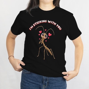 Ik blijf bij je T-shirt, schattige wandelende tak liefde T-shirts, grappig insecten T-shirt, verliefd insecten T-shirt, cadeau voor insectenliefhebbers, T-shirt met illustratie