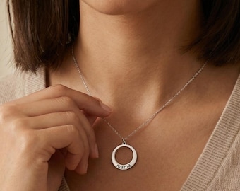 Gravierte Ring Halskette Silber – Personalisierte Mama Namenskette – Geschenk für Mutter