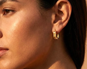 Strukturierte quadratische Creolen 14k vergoldet – Gerillte Huggie Ohrringe – Muttertagsgeschenk