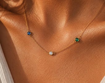 Personalisierte Geburtsstein‑Halskette vergoldet, Minimalistische Familienkette mit Edelsteinen, Geschenk für Mama, Freundin & Ehefrau