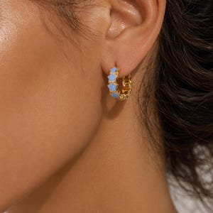 Blaue Emaille Stern Creolen Gold, funkelnde Celestial Huggie Hoop Ohrringe, verspielter Boho Sternschmuck Damen, Geschenk für Sie