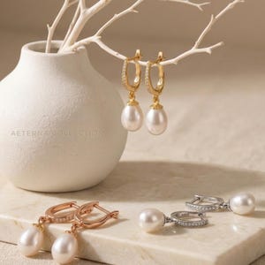Zierliche Süßwasserperle Ohrringe, Goldene Huggie Ohrringe mit Perle, Minimalistischer Hochzeitsschmuck image 9