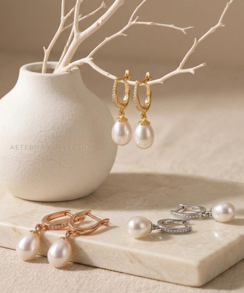 Zierliche Süßwasserperle Ohrringe, Goldene Huggie Ohrringe mit Perle, Minimalistischer Hochzeitsschmuck image 9