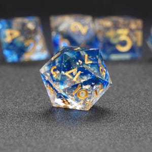 Dados de resina hechos a mano Queen of StillWaters, dados azules y dorados con bordes afilados, juego de dados para D&D, dados para juegos de rol, juego de dados para juegos de mesa