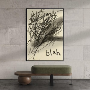 Könnte beinhalten: Abstrakter Kunstdruck in einem schwarzen Rahmen mit schwarzen Kritzeleien auf cremefarbenem Hintergrund und dem Wort "blah". Darunter eine Holzbank mit grünem Kissen und dunklem Metallbein.