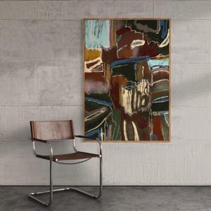 Peut inclure: Une peinture abstraite encadrée de forme rectangulaire présentant une palette de coups de pinceau brun profond, vert foncé, bleu clair et crème. L'œuvre est exposée sur un mur au-dessus d'une chaise en cuir brun avec un cadre en métal chromé.