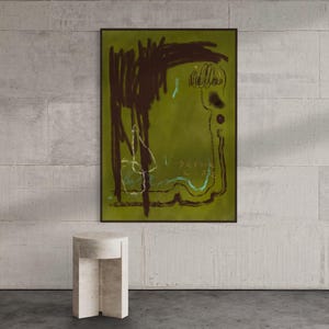 Peut inclure: Une œuvre d'art murale rectangulaire encadrée présentant un fond vert olive avec des coups de pinceau abstraits brun foncé, des dessins au trait fins blancs et bleu clair, et le texte "STILL LIFE" écrit en petite police en bas à droite.