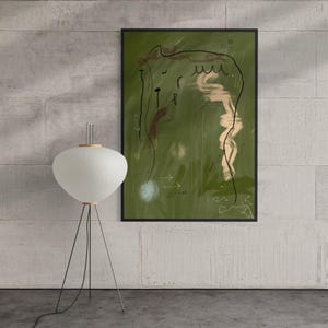 Puede incluir: Una lámina de arte mural abstracto enmarcada con un fondo verde oliva intenso, dibujos de líneas negras finas, una pincelada beige vertical y un pequeño acento circular azul claro, expuesta junto a una lámpara de pie de trípode blanca.
