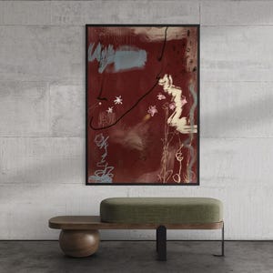 Op de afbeelding: Een rechthoekig wandkunstwerk in een zwarte lijst met een abstracte compositie op een diepbordeauxrode achtergrond, geaccentueerd door witte lijntekeningen van bloemen, een lichtblauwe rechthoekige vorm en wervelende zwarte en witte penseelstreken.