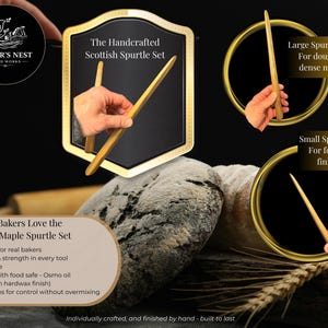Può includere: L'immagine mostra un set di due spurtles in acero, ideale per la cottura. Il set include un grande spurtle da 30 cm per impasti e miscele dense e un piccolo spurtle da 25 cm per piegare e rifinire. Il testo recita "The Handcrafted Scottish Spurtle Set."