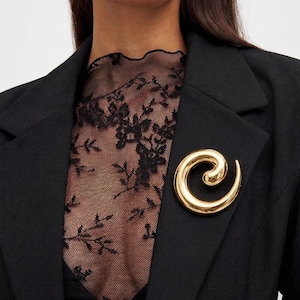 Spiralbrosch guld minimalistisk, oregelbunden guldnål, 18K guldpläterad brosch, kavajnål, moderna eleganta smycken present till kvinnor