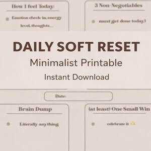 Może przedstawiać: Minimalistyczny wydruk zatytułowany "Daily Soft Reset" z sekcjami do refleksji, w tym "Jak się dziś czuję" i "3 Nienegocjowalne". Projekt jest w neutralnych tonacjach, z tekstem w ciemnobrązowej czcionce. Zawiera również sekcje dla "Brain Dump" i "One Small Win".