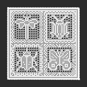 Può includere: Un centrino quadrato all'uncinetto bianco con un motivo a griglia composto da quattro sezioni distinte. Ogni sezione contiene un motivo geometrico stilizzato e ripetitivo, realizzato con punti di filo scuro e denso su uno sfondo traforato più chiaro.