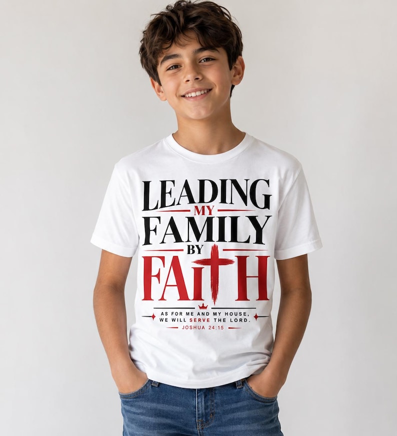 Peut inclure: T-shirt blanc avec l'inscription "LEADING MY FAMILY BY FAITH" en noir et rouge. Le t-shirt comprend une croix rouge et le verset biblique Josu&eacute; 24:15. Le t-shirt est port&eacute; par une personne.