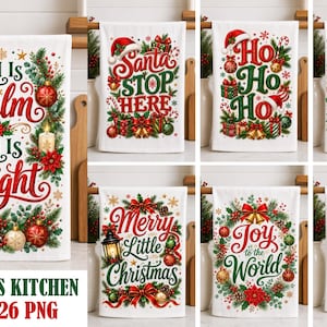 Op de afbeelding: Een set van zes witte keukendoeken met feestelijke kerstontwerpen. Elke doek toont kleurrijke afbeeldingen met lantaarns, kerstballen, kerststerren en dennentakken, met teksten zoals All Is Calm, Santa Stop Here en Merry Moments.