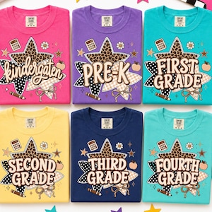 Könnte beinhalten: Sechs kurzärmelige T-Shirts in Pink, Lila, Türkis, Gelb, Dunkelblau und Hellblau. Jedes zeigt einen zentralen Stern mit Leopardenmuster, einen Taschenrechner, einen Stift, einen Apfel, eine Schleife und den Text kindergarten, pre-k, first, second, third oder fourth grade.
