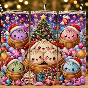 以下が含まれることがあります： 金属製のストローが付いた3本の円筒形タンブラー。クリスマスをテーマにしたデザインで、サンタの帽子をかぶった笑顔の餃子のキャラクターが竹製の蒸し器に入っており、周囲にはオーナメント、プレゼント、クリスマスツリーが描かれています。