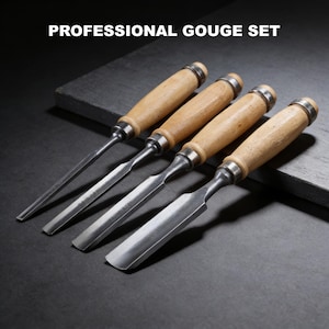 Puede incluir: Un juego de cuatro gubias con mangos de madera y hojas de metal. El texto "PROFESSIONAL GOUGE SET" se muestra en la parte superior de la imagen. Las herramientas están dispuestas sobre una superficie oscura.