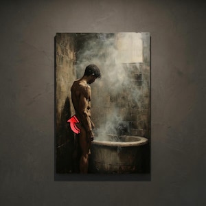 Puede incluir: Una pintura artística representa una figura desnuda en un baño rústico y con poca luz. La figura está de pie cerca de una bañera de madera, con vapor ascendente. Las paredes son de ladrillos envejecidos y se ve una ventana.