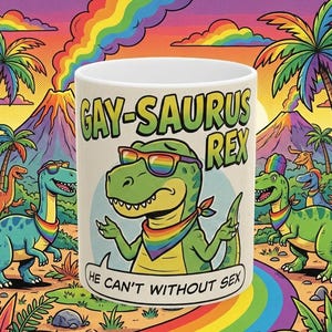 Puede incluir: Taza de cerámica blanca con un diseño de dibujos animados colorido. La taza presenta un dinosaurio verde con gafas de sol y un pañuelo arcoíris, con el texto "GAY-SAURUS REX" y "HE CAN'T WITHOUT SEX". El fondo incluye dinosaurios, palmeras y un arcoíris.