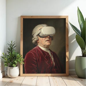 Puede incluir: Una impresión enmarcada que presenta un retrato clásico de un hombre con un casco de realidad virtual. El hombre viste una chaqueta de terciopelo rojo y un cuello de encaje blanco. El marco de madera rodea la imagen, apoyada contra una pared con plantas.