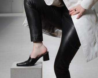 2000s Vintage square toe mules / Black leather heels with squared pointed toe