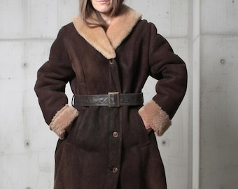 PLUS SIZE Long sheepskin coat with shearling collar and hems / 70s Vintage