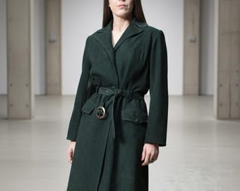 Gabardina de ante verde esmeralda de los años 70 con cinturón de hebilla de latón.