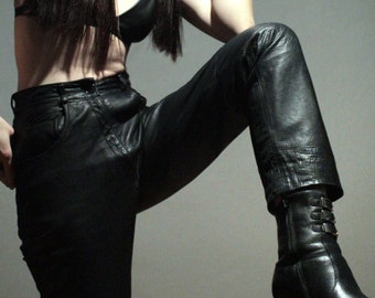 Pantalon fuselé taille haute en cuir / pantalon en cuir noir vintage des années 90
