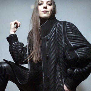 Manteau en peau de mouton à chevrons et cuir / Veste en peau de mouton retournée noire