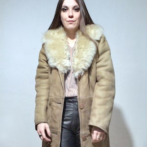 70s Shearling coat / Beige sheepskin jacket with white collar