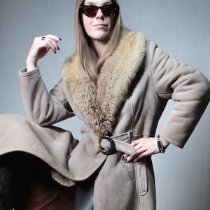 Long beige shearling coat / 1970s vintage sheepskin coat with large fur collar