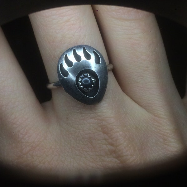 Sterling silver ring with Hematite sz. 8 / 925 Southwestern bear claw ring / Aquarius birthstone jewelry
