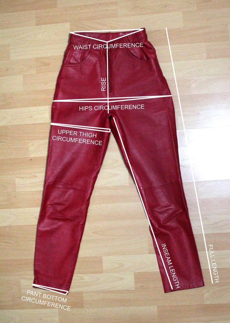 Puede incluir: Pantal&oacute;n de cuero rojo con medidas para la cintura, las caderas, la parte superior del muslo, la entrepierna y la longitud total.