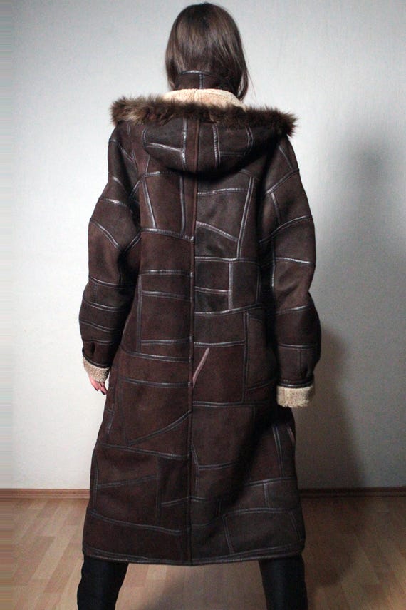 Hooded long shearling coat / Brown patchwork sued… - image 4