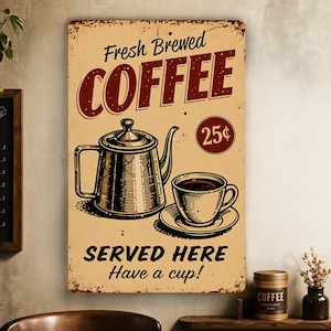 Puede incluir: Letrero metálico de estilo vintage con las palabras "Fresh Brewed COFFEE" en letras rojas. El letrero presenta una cafetera, una taza de café y el texto "SERVED HERE Have a cup!". El precio es de 25 centavos.