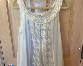 Glamorous Mid Century Light Blue and Lace Flowing Negligee - Size Large