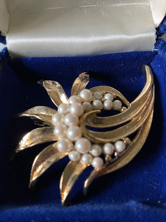 Monet Costume Jewelry Pearl Brooch